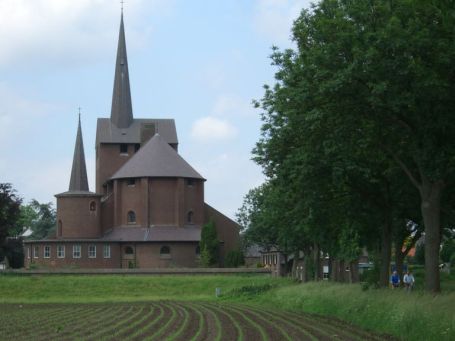 Grubbenvorst NL : Unmittelbar nach Verlassen der Maasfähre, erscheint die Kirche in Grubbenvorst
